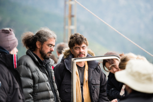 Fernando León de Aranoa e Benicio del Toro sul set di Perfect Day