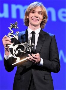 Charlie Plummer ritira il Premio Mastroianni a Venezia